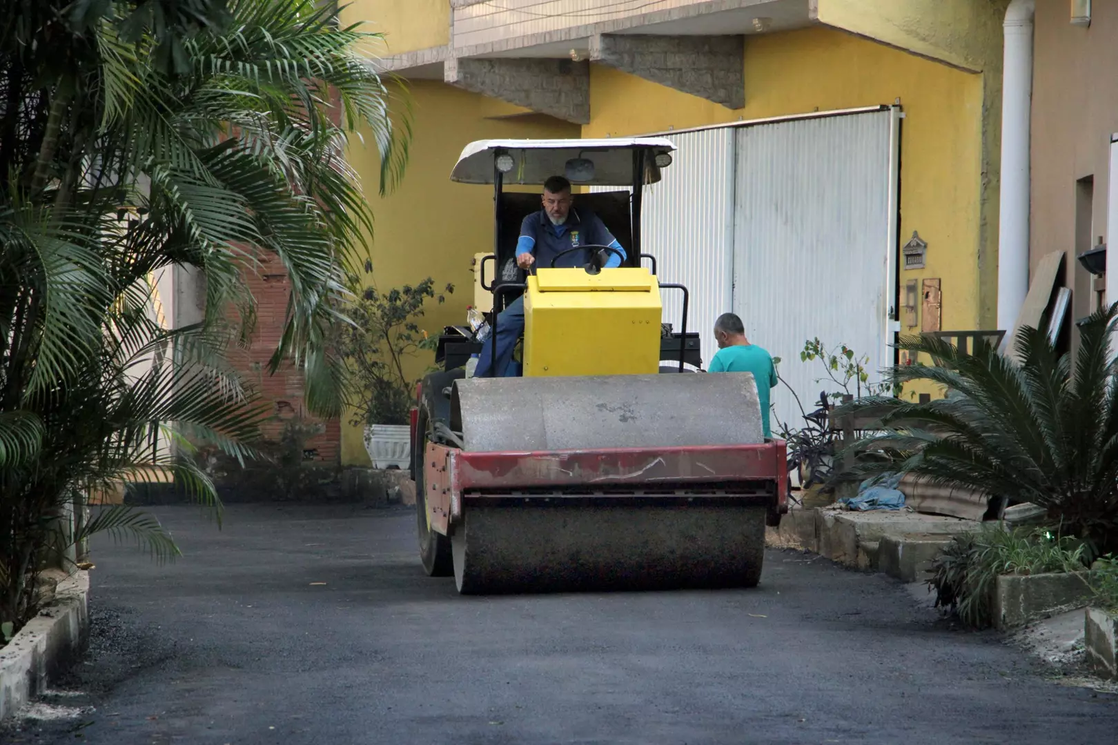 Trabalho de pavimentação beneficia a Rua São Mateus, no bairro Santa Izabel